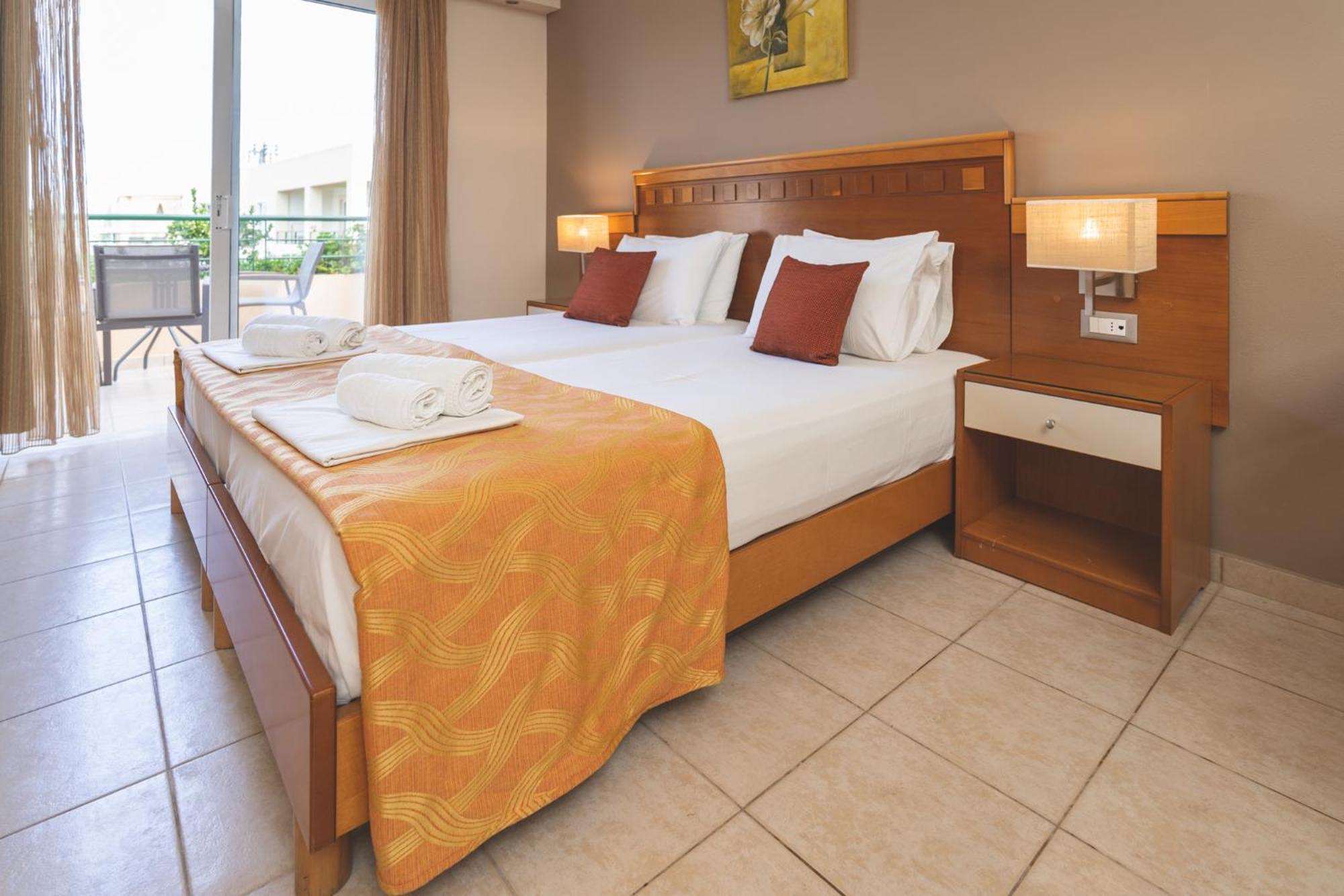 Helios Apartments Като Дарацо Стая снимка